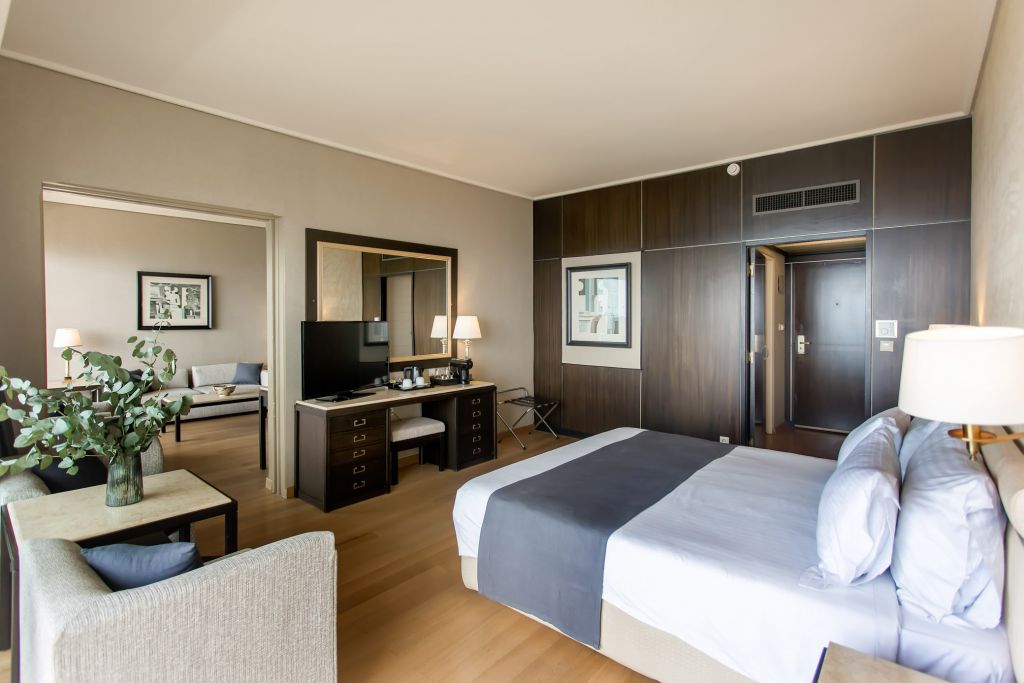 One Bedroom Suite Sea/ Mouse Island View