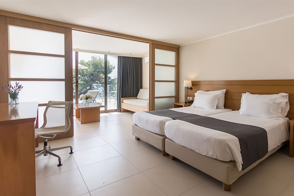 Superior Μπανγκαλόου με Κοινόχρηστη Πισίνα & θέα Θάλασσα / Ποντικονήσι**