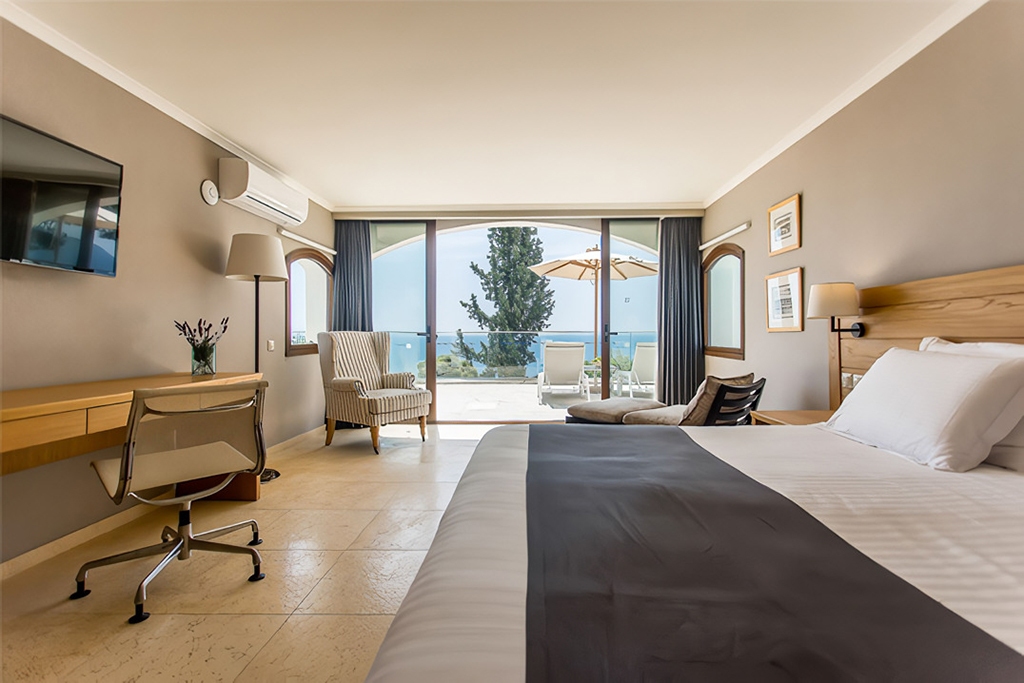 Deluxe Οικογενειακό Μπανγκαλόου με Ιδιωτική Πισίνα & θέα Θάλασσα/ Ποντικονήσι**